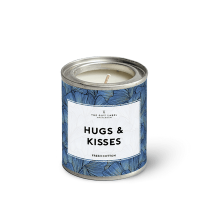 The Gift Label Kleine geurkaars in blik - Hugs and kisses - Fresh cotton